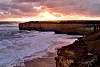 Z�pad slunce nad pob�e��m Great Ocean Road.