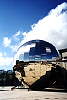 Sklen�n� koule p�ed At-Bristol Orange Imaginarium.